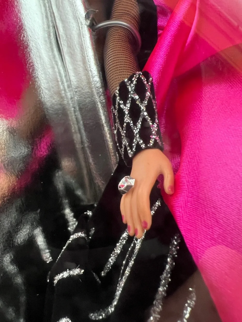 💃1998 Happy Holidays Special Edition Barbie Doll by Mattel Black & Hot Pink - Picture 16 of 17